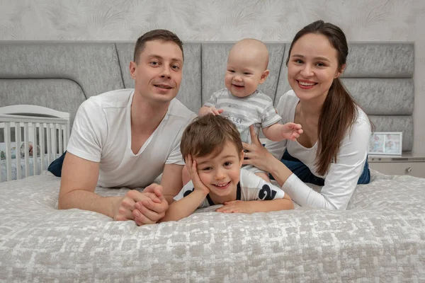 Una Gran Hermosa Ucraniana Emocional Alegre Familia Papá Mamá Dos — Foto de Stock