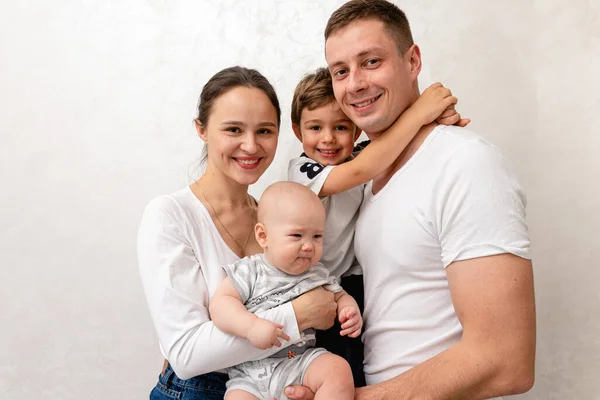 Retrato Una Familia Joven Padre Madre Dos Hijos Pequeños Familia — Foto de Stock