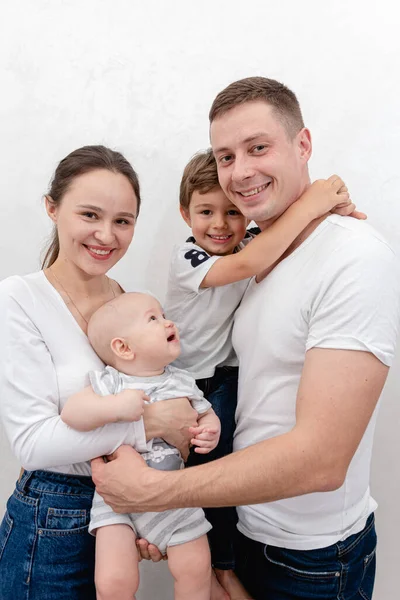 Retrato Uma Família Jovem Pai Mãe Dois Filhos Pequenos Família — Fotografia de Stock