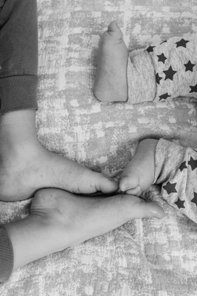 黒と白の古典的な写真小さな子供たちの足 — ストック写真