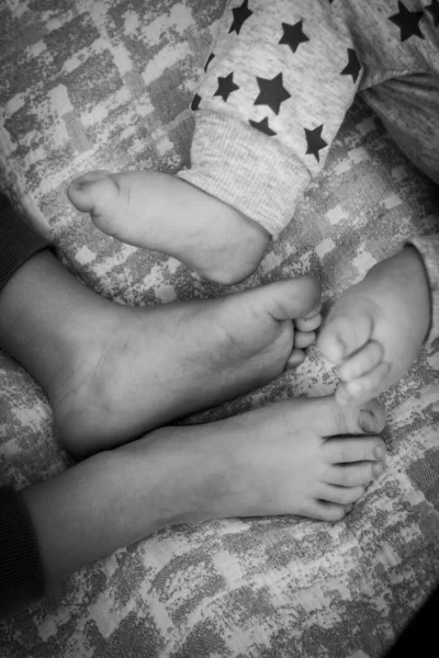 黒と白の古典的な写真小さな子供たちの足 — ストック写真
