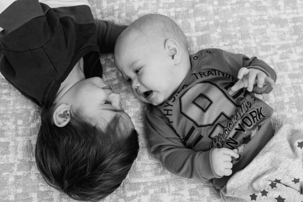 Два Брата Лежат Кровати Играют Улыбаясь Вид Сверху Два Маленьких — стоковое фото