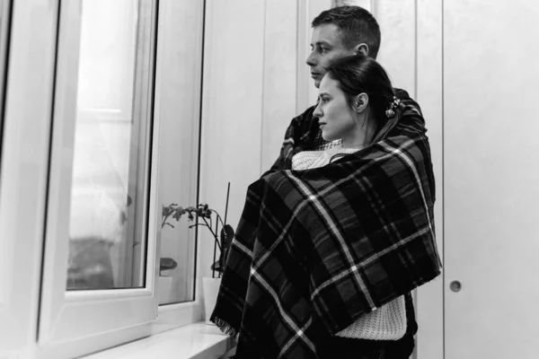 행복하고 사랑에 남녀가 담요로 냉대를 받으며 창밖에 선택적 — 스톡 사진
