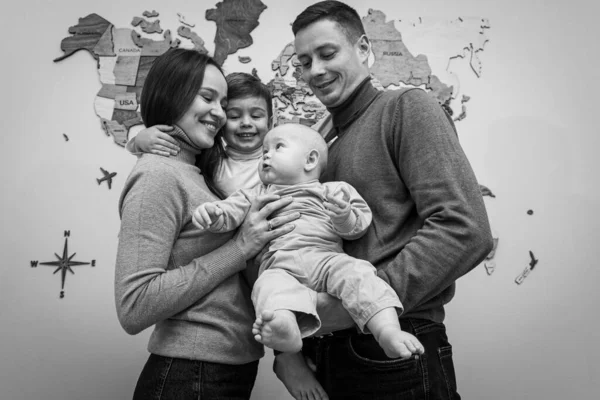 若い家族 母親と2人の小さな息子 陽気で友好的で強い家族の肖像画 彼らは腕の中で笑顔と抱擁の子供 若い友好的な家族の概念 — ストック写真