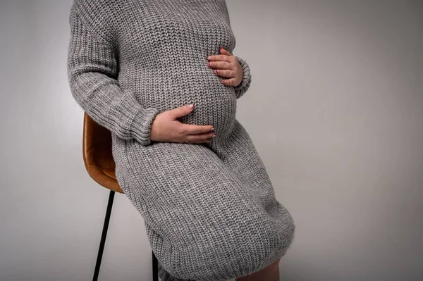 Beskuren Bild Vacker Gravid Kvinna Vagga Stol Hålla Gravid Mage — Stockfoto