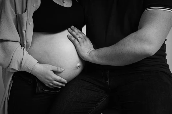 Przycięty Obraz Pięknej Kobiety Ciąży Jej Przystojnego Męża Trzymającego Brzuch — Zdjęcie stockowe