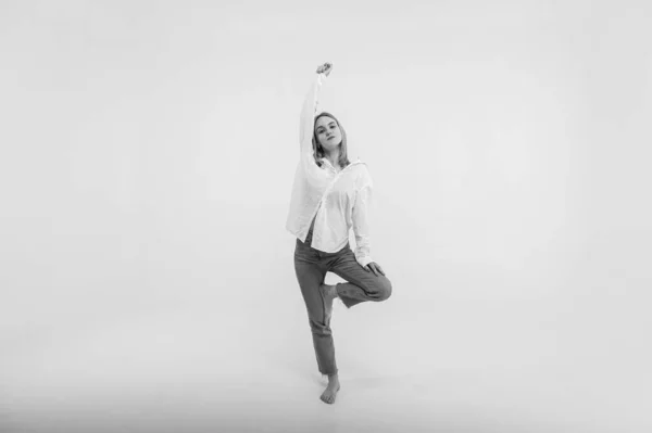 Черно Белое Фото Энергичная Активная Молодая Девушка Стоящая Одной Ноге — стоковое фото