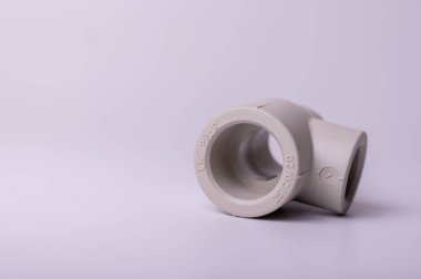 Açık gri PVC boru tee tee bağlantısı ışık arka planında izole edilmiş. yan görünüm, üst görünüm