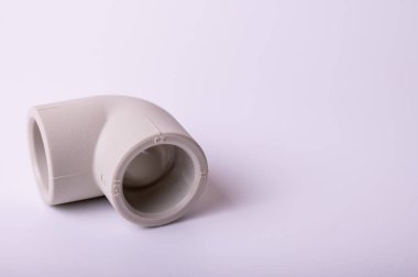 Yakın plan, hafif PVC boru tee, hafif arkaplanda izole su için adaptör bağlantısı