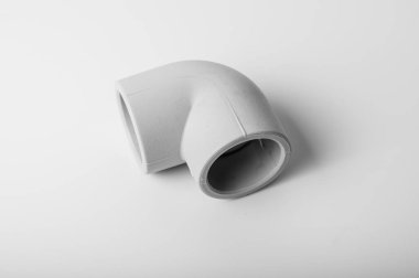 Açık gri PVC boru çubukları su için, çeşitli tiplerde ve çaplarda, yakın plan ışık altında izole edilmiş. yan görünüm, üst görünüm