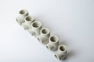 Açık gri PVC boru çubukları su için, çeşitli tiplerde ve çaplarda, yakın plan ışık altında izole edilmiş. yan görünüm, üst görünüm