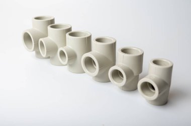 Açık gri PVC boru çubukları su için, çeşitli tiplerde ve çaplarda, yakın plan ışık altında izole edilmiş. yan görünüm, üst görünüm