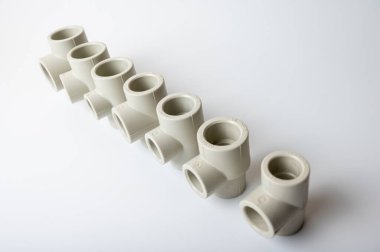 Açık gri PVC boru çubukları su için, çeşitli tiplerde ve çaplarda, yakın plan ışık altında izole edilmiş. yan görünüm, üst görünüm