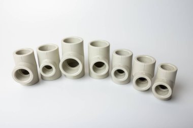 Açık gri PVC boru çubukları su için, çeşitli tiplerde ve çaplarda, yakın plan ışık altında izole edilmiş. yan görünüm, üst görünüm