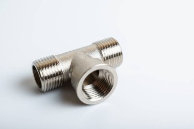 pirinç, su için metal tee bağlantısı ışık arka planda izole edilmiş, tesisat için bağlantı