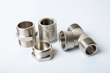 Pirinç metal tee suyu adaptörleri hafif arka planda izole edilmiş tesisat bağlantıları ve ayrıntıları kapatın