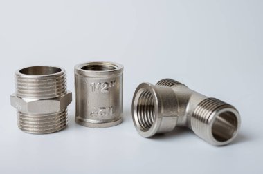 Pirinç metal tee suyu adaptörleri hafif arka planda izole edilmiş tesisat bağlantıları ve ayrıntıları kapatın