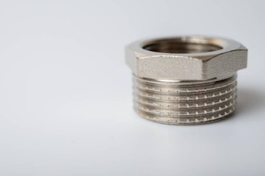 pirinç metal prizler, eklemler, adaptörler, ışık arka planda izole su için altıgen tuş tıkaçları tesisat bağlantılarını ve parçaları kapatın