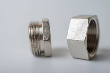 hafif arkaplanda izole edilmiş su için hex anahtarı için pirinç metal prizler tesisat bağlantılarını ve parçaları kapatın