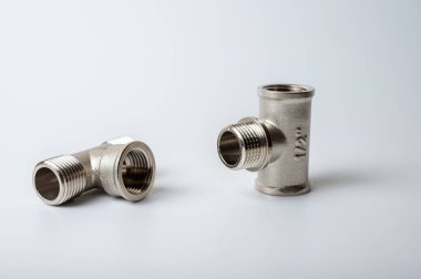 pirinç, su için metal tee bağlantısı ışık arka planda izole edilmiş, tesisat için bağlantı