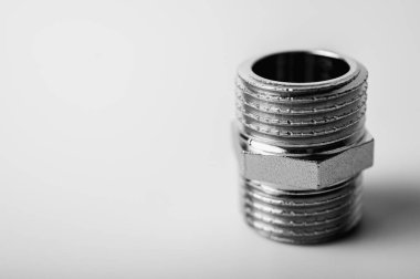 siyah ve beyaz fotoğraf, pirinç metal prizler, eklemler, adaptörler, ışık arka planda izole su için altıgen tuş tıkaçları sıhhi tesisat bağlantılarını ve parçaları kapatın