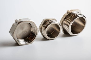 hafif arkaplanda izole edilmiş su için hex anahtarı için pirinç metal prizler tesisat bağlantılarını ve parçaları kapatın