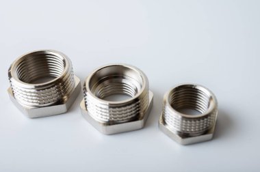 Pirinç metal tee suyu adaptörleri hafif arka planda izole edilmiş tesisat bağlantıları ve ayrıntıları kapatın