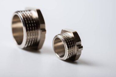 hafif arkaplanda izole edilmiş su için hex anahtarı için pirinç metal prizler tesisat bağlantılarını ve parçaları kapatın