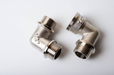 pirinç metal prizler, eklemler, adaptörler, ışık arka planda izole su için altıgen tuş tıkaçları tesisat bağlantılarını ve parçaları kapatın