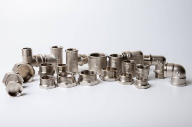 pirinç metal prizler, eklemler, adaptörler, ışık arka planda izole su için altıgen tuş tıkaçları tesisat bağlantılarını ve parçaları kapatın