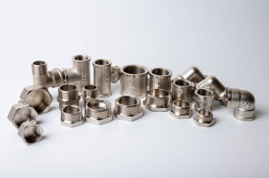 hafif arkaplanda izole edilmiş su için hex anahtarı için pirinç metal prizler tesisat bağlantılarını ve parçaları kapatın