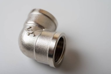 pirinç metal prizler, eklemler, dirsekler, adaptörler, su için uğursuz tıkaçlar, hafif arka planda izole edilmiş, yakın tesisat bağlantıları ve ayrıntılar