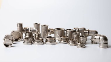 Tesisat bağlantılarına ve detaylara yakın çekim. Pirinç metal prizler, eklemler, adaptörler, ışık arka grubunda izole edilmiş gölge için xx anahtar eklentileri