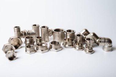 Pirinç metal tee suyu adaptörleri hafif arka planda izole edilmiş tesisat bağlantıları ve ayrıntıları kapatın