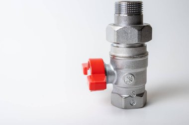 Pirinç rengi metal musluk, kırmızı kapakçık, farklı açı, arka planda izole, yakın plan, tesisat bağlantısı.