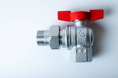 Pirinç rengi metal musluk, kırmızı kapakçık, farklı açı, arka planda izole, yakın plan, tesisat bağlantısı.