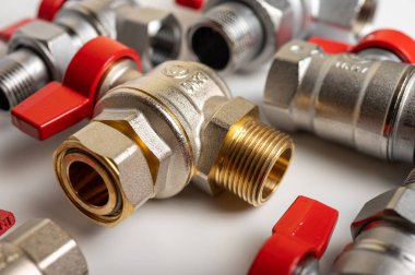 Pirinç, kırmızı vanalı metal su muslukları, farklı, arka planda izole, yakın plan, tesisat bağlantısı
