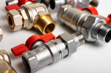 Pirinç, kırmızı vanalı metal su muslukları, farklı, arka planda izole, yakın plan, tesisat bağlantısı