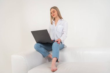 Genç, güzel bir kız dizüstü bilgisayarda oturuyor, arka planda izole bir şekilde oturuyor kız alışverişinde bulunuyor ya da sosyal ağlarda sohbet ediyor, film izlerken eğleniyor. Yazmak için yer