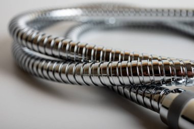 yakın görünüm, krom metal duş hortumu ışık arka planda