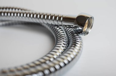 yakın görünüm, krom metal duş hortumu ışık arka planda