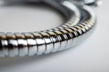 yakın görünüm, krom metal duş hortumu ışık arka planda