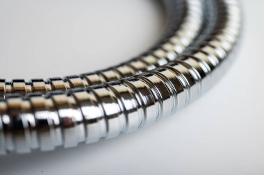 yakın görünüm, krom metal duş hortumu ışık arka planda