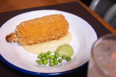 Kahvaltı, öğle yemeği pirzola ve bezelyeli patates püresi.