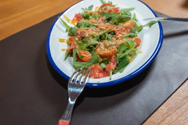 Lezzetli ve güzel kokulu, sebzeli parlak salatalar.