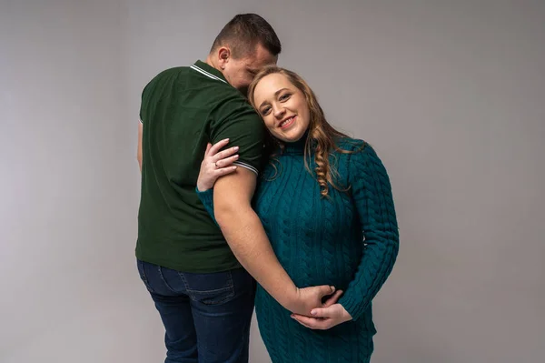 아내와 고립된 청년의 자녀를 임신하여 — 스톡 사진