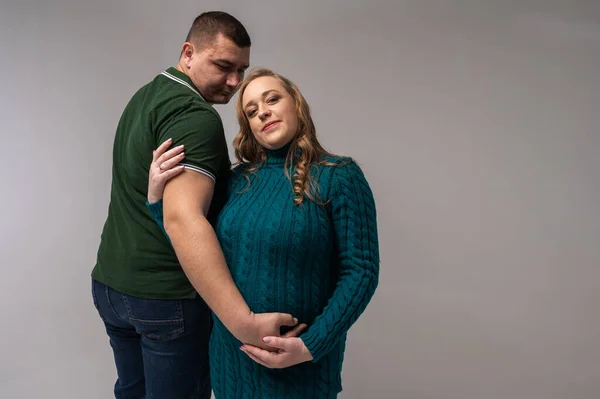 아내와 고립된 청년의 자녀를 임신하여 — 스톡 사진