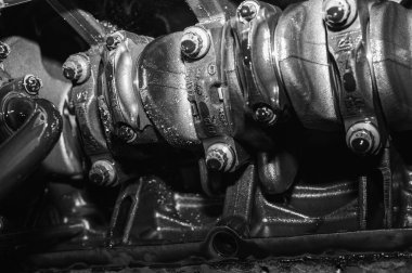 Parçalanmış bir motorun, bir garajdaki bir arabanın otomatik şanzıman kutusunun parçaları ya da tamir ya da bakım için tamirhane istasyonunun parçaları. Ayrıntılar. Yakın çekim görünümü