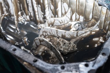 Hasarlı parçalanmış bir motorun, bir garajdaki bir arabanın otomatik şanzıman kutusunun ya da tamirat ya da tamirat için tamirhanenin bir parçası. Ayrıntılar. Yakın çekim görünümü