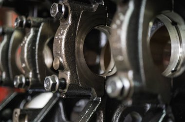 Parçalanmış bir motorun, bir garajdaki bir arabanın otomatik şanzıman kutusunun parçaları ya da tamir ya da bakım için tamirhane istasyonunun parçaları. Ayrıntılar. Yakın çekim görünümü